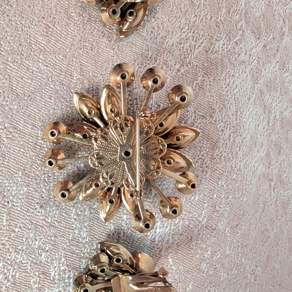Elegant Green Crystal Brooch and Earring Set - Picture 6 of 9